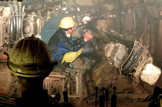 Rescuers drilling to gain access to 12 trapped Vietnamese workers