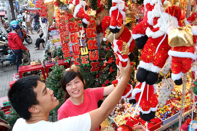Vietnamese-made Christmas decorations become competitive with Chinese imports