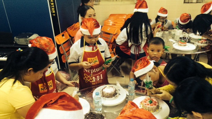 Kids learn English through making Christmas cakes at Vietnam school