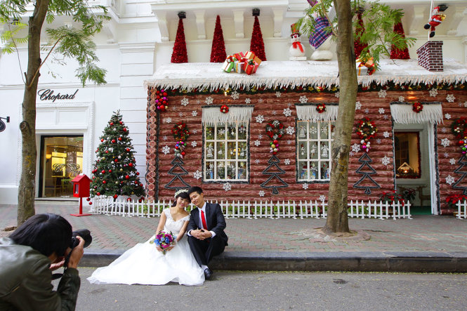 People embrace Christmas in Hanoi, Ho Chi Minh City (photos)