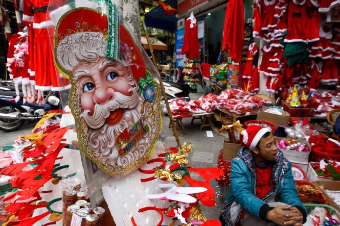 Santa Claus clothes are on sale on Hang Ma Street in Hanoi and priced from VND50,000 (US$2) to VND100,000 ($5).