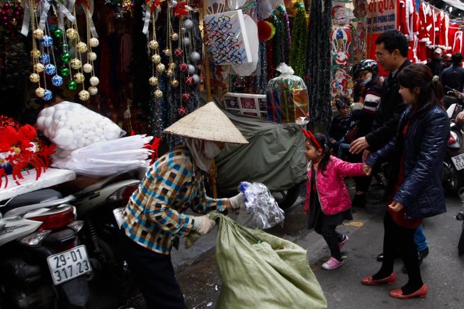 As Christmas is one of the special holidays of the year, many people take their children to Hang Ma Street for shopping.