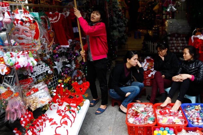 A sad expression is seen on the faces of traders on Hang Ma Street because Christmas items have sold slowly this year.