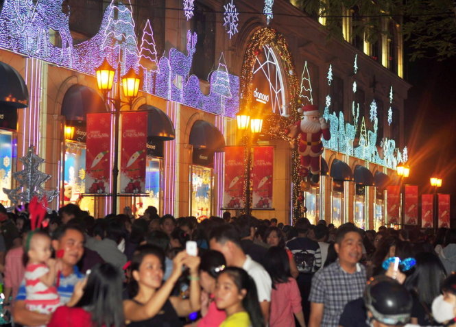 Many people gather in front of a shopping mall in District 1, Ho Chi Minh City.
