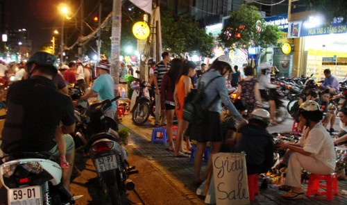 Le Thi Rieng, a bustling night market in Ho Chi Minh City