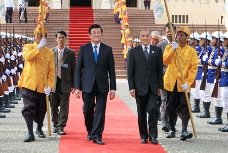 Vietnam, Cambodia adopt joint statement, focusing on trade, border ties