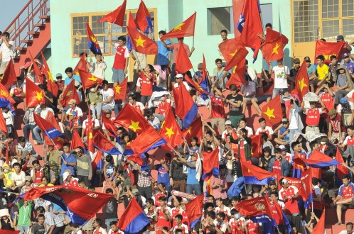 Vietnam league organizer encourages fans, officials, coaches not to smoke in new season