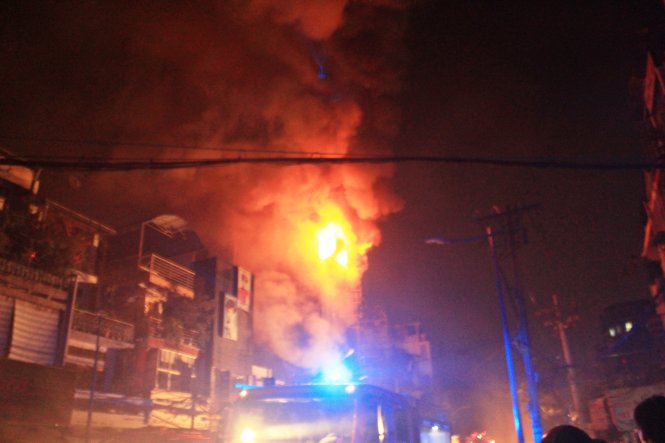 HCMC conflagration kills 1, burns 8 houses