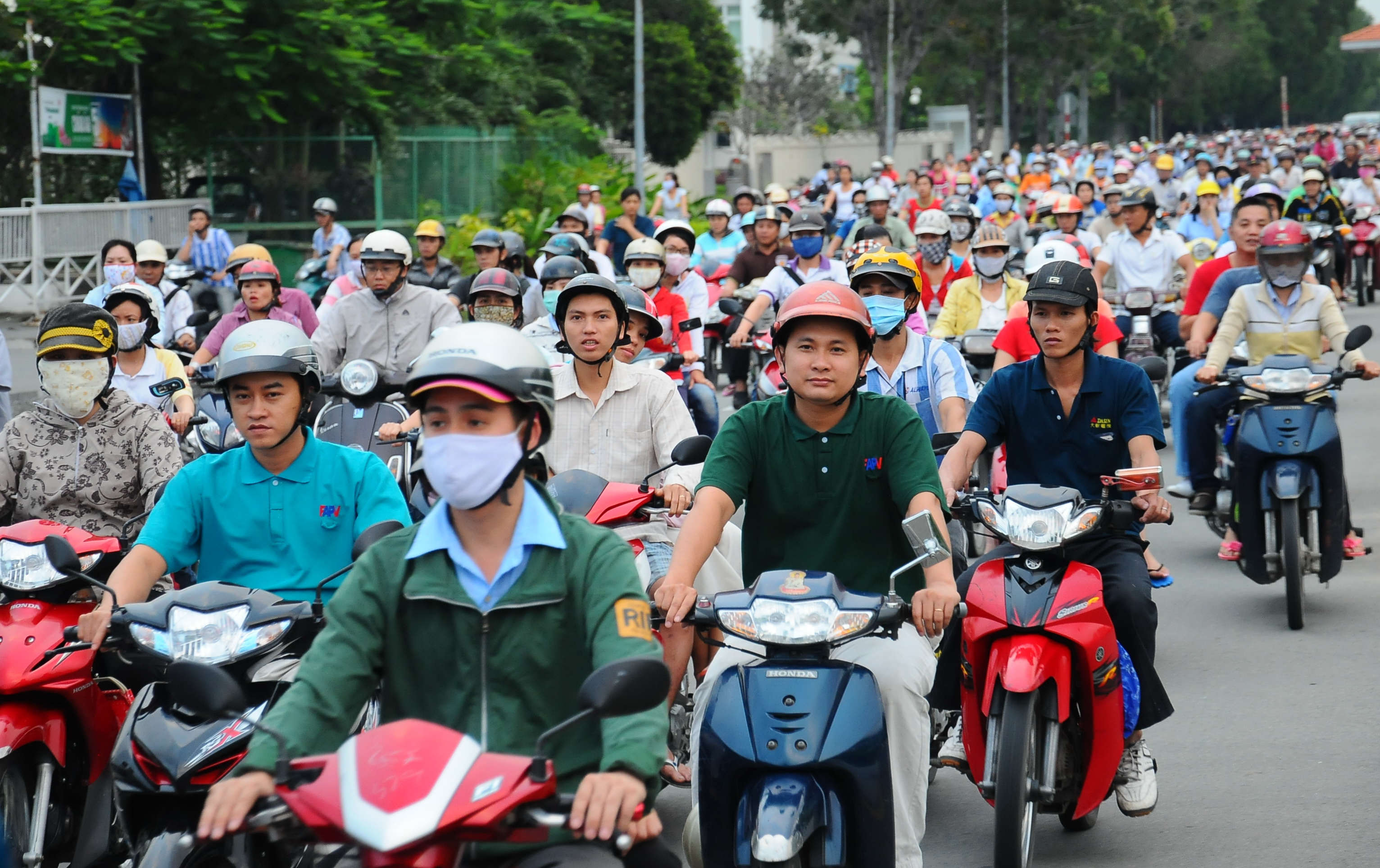 Motorbike owners in Saigon required to pay road fees from Jan 1