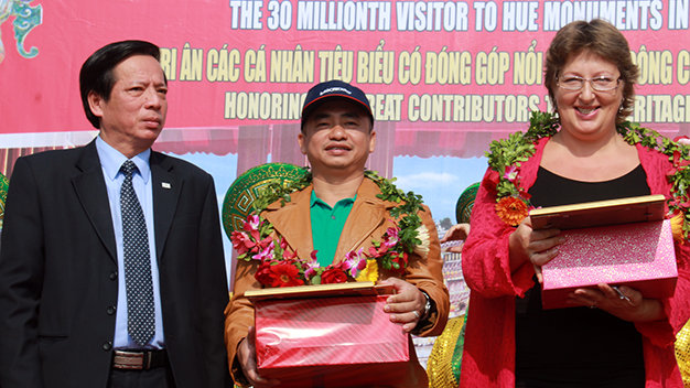 Vietnam welcomes 12 millionth int’l tourist to Complex of Hue Monuments