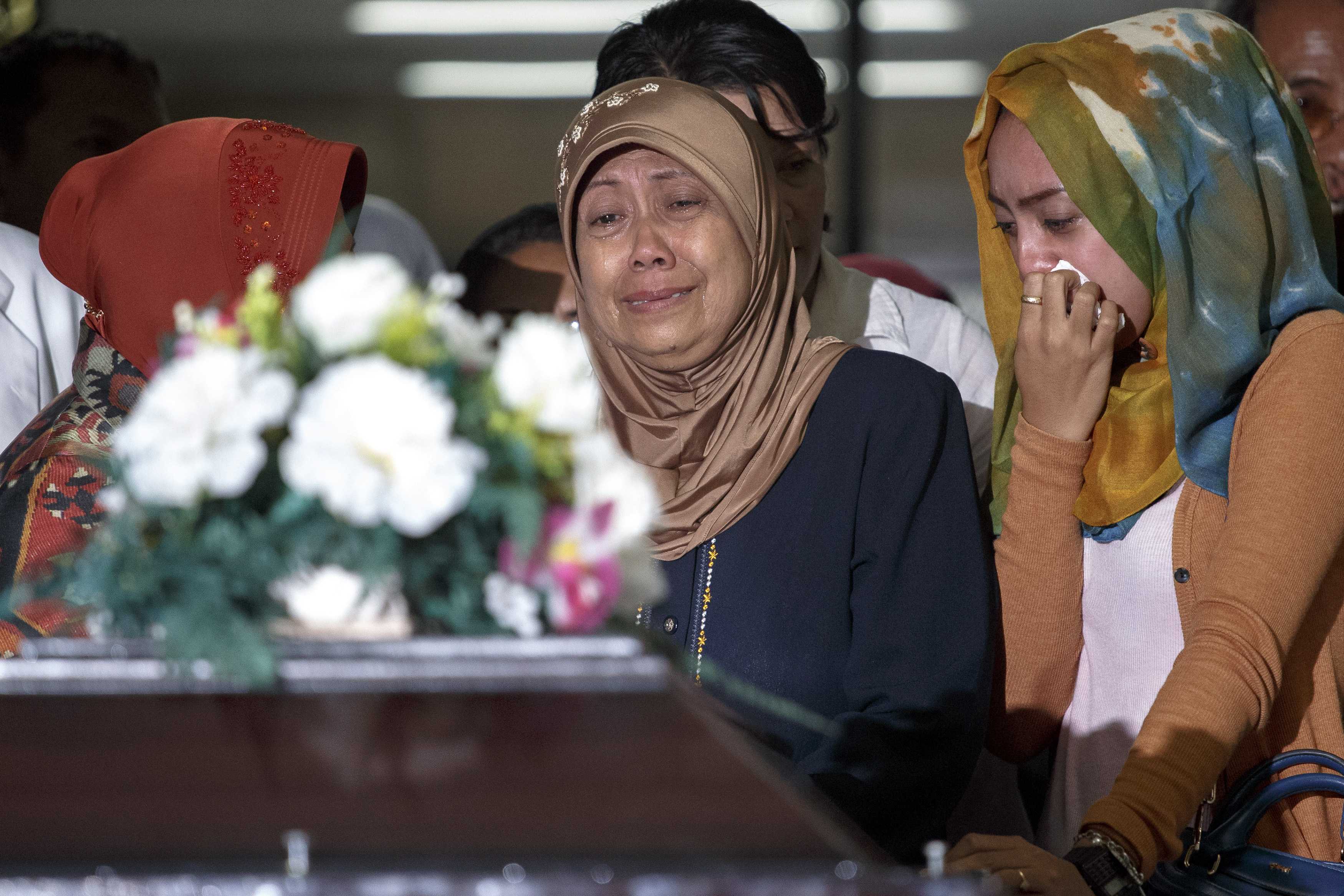 Investigators step up hunt for crashed AirAsia jet's black boxes
