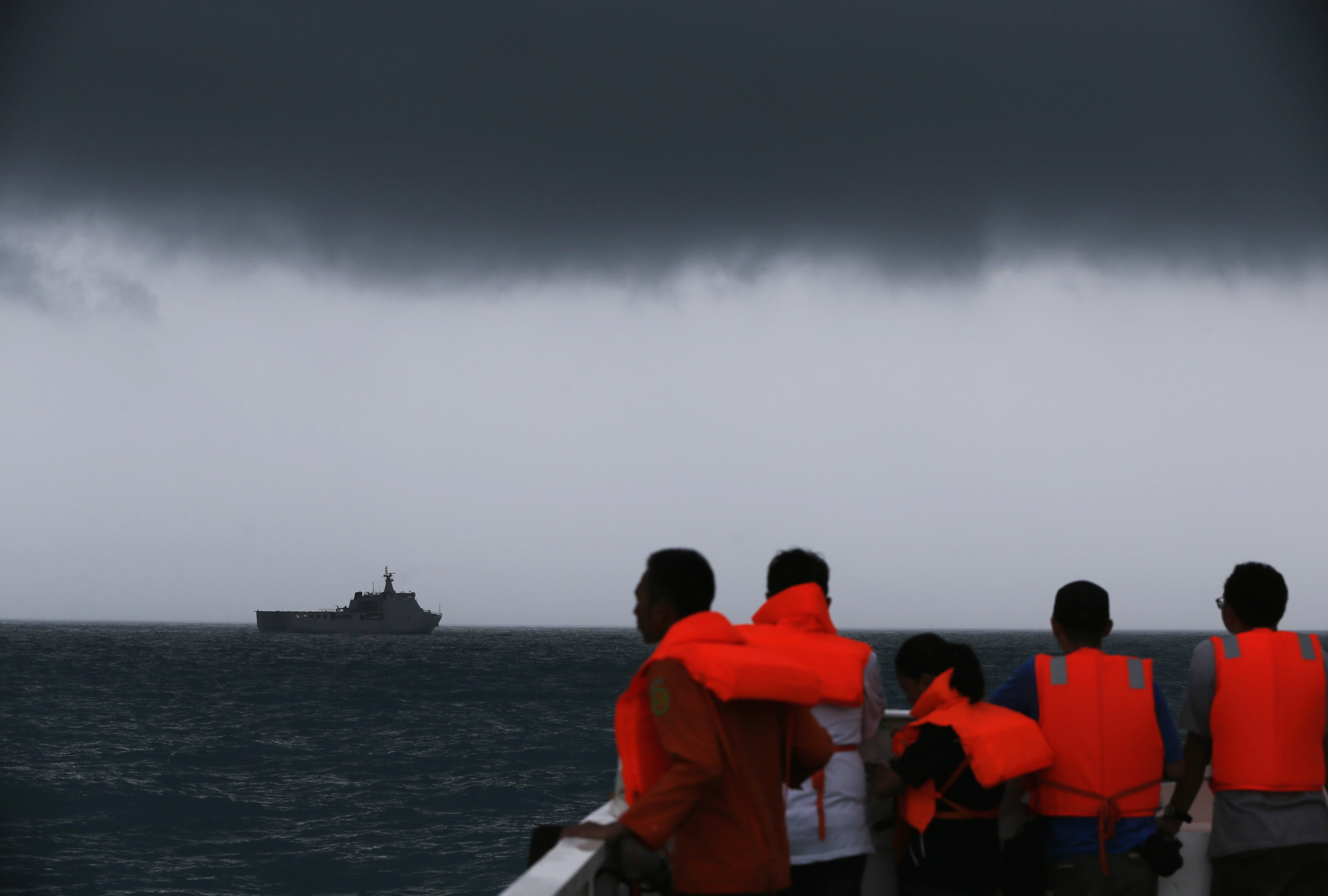 Divers resume search for missing AirAsia jet; no 