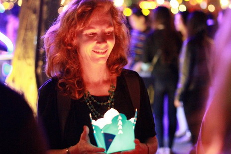 A foreigner is seen sending her New Year wishes in a lighted flower-shaped lantern.