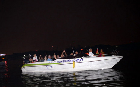 Apart from the hundreds of thousands of spectators who flocked to the streets and bridges in Ho Chi Minh City on New Year’s Eve, a number of local residents and tourists chose to watch the gorgeous fireworks shows on speedboats.