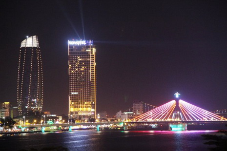The Han River Bridge, one of Da Nang City's icons, glitters on New Year's Eve.