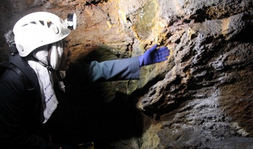 Vietnamese scientist Luong Thi Tuat joins the Japan Caving Association expedition team.