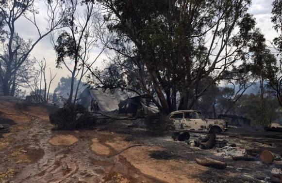 Australia battles to contain worst wildfires in 30 years