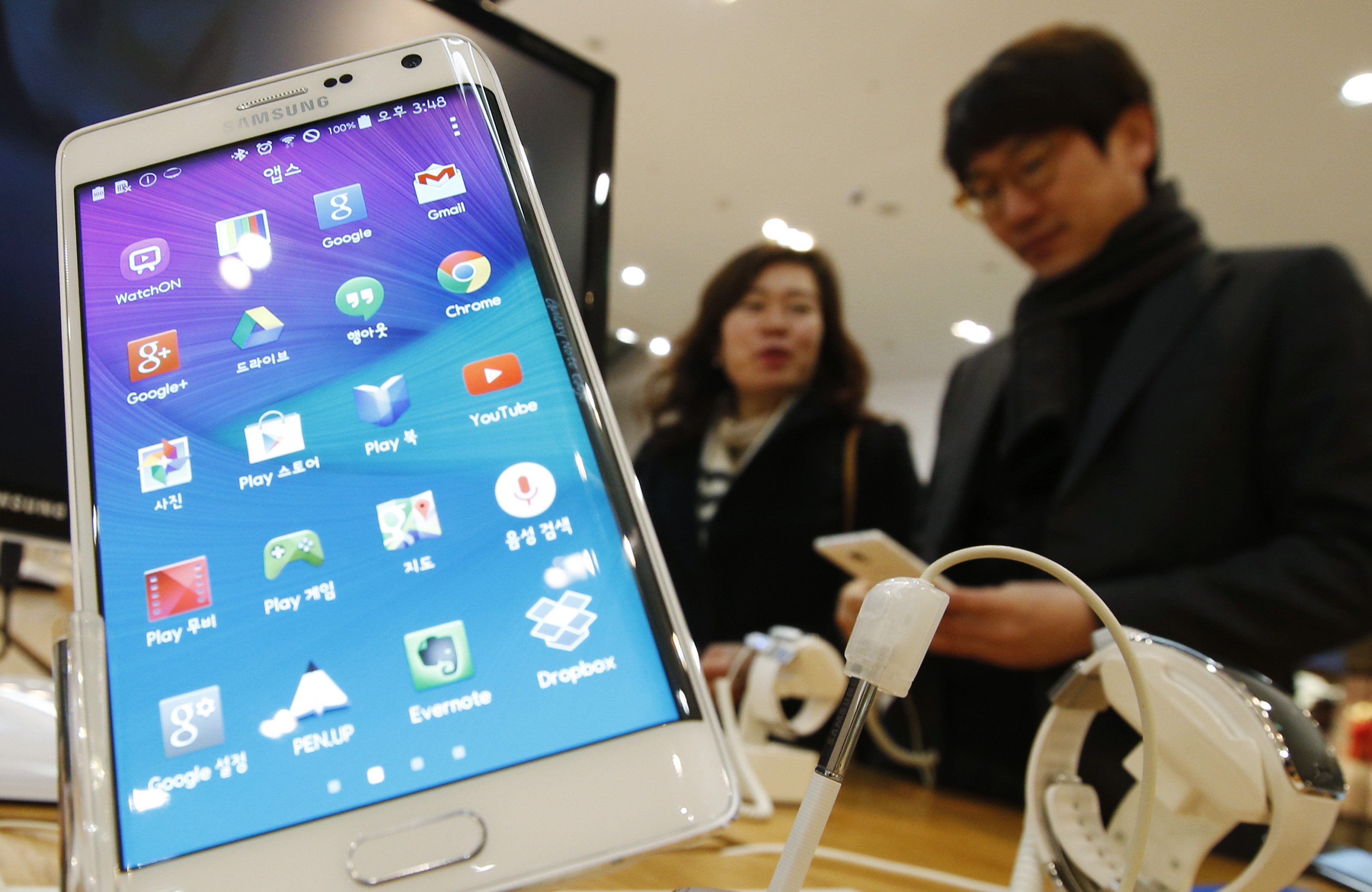 Samsung Elec tips first annual profit fall in 3 yrs
