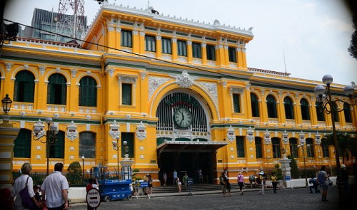 Experts blast Saigon Central Post Office’s new paint job