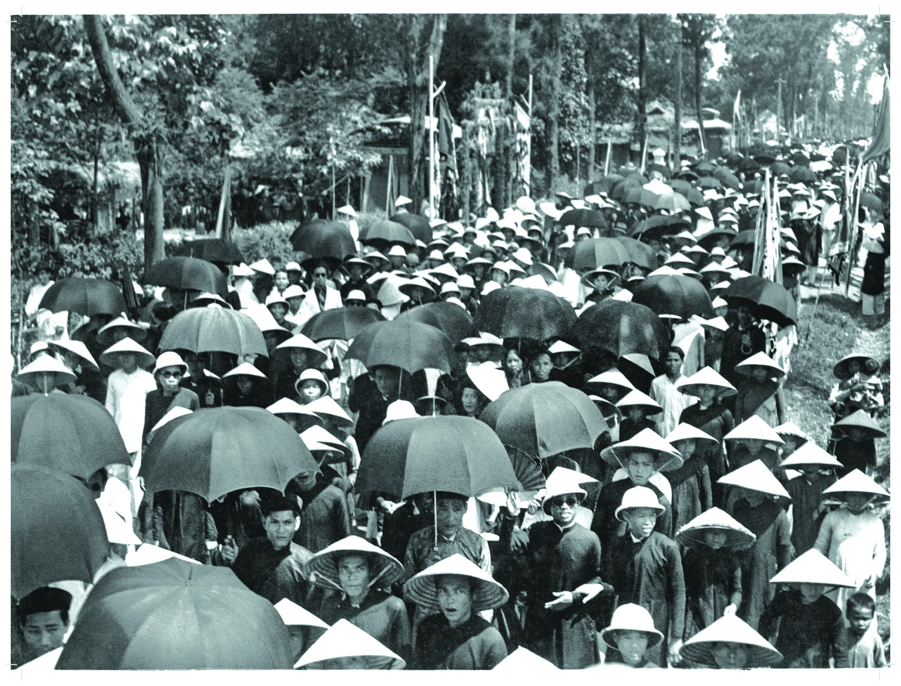 A crowd following the Nam Giao Offering Ritual