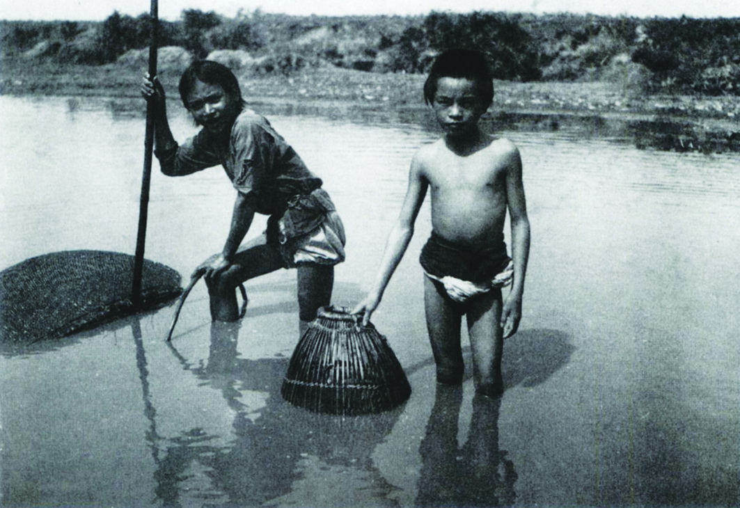 Kids catching fish in the northern province of Thanh Hoa in 1937