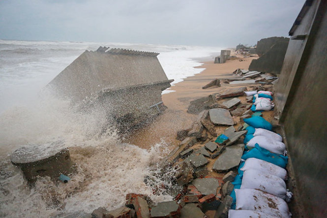 Rough waves destroy homes in central Vietnam (photos)
