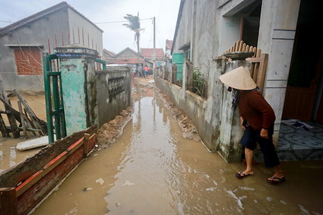 On days with high tides, sea water spills into Ro Hamlet