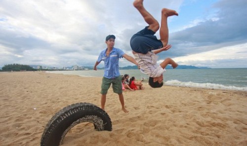 A parkour practitioner does a somersault at a beach in Nha Trang City, the capital of the south-central province of Khanh Hoa.
