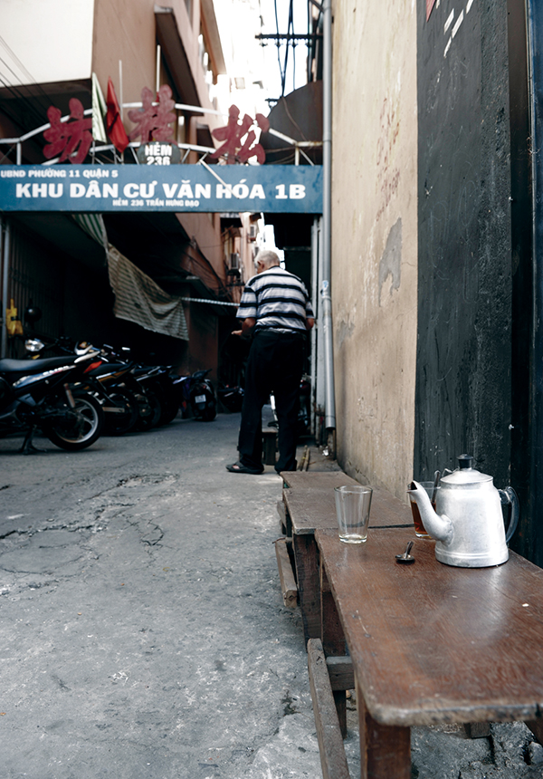 Selling drinking water in front of the alley every morning is a habit of many Chinese elders.