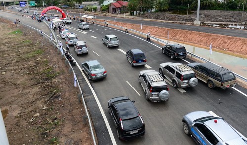 Expressway linking HCMC to neighbors to fully open next month