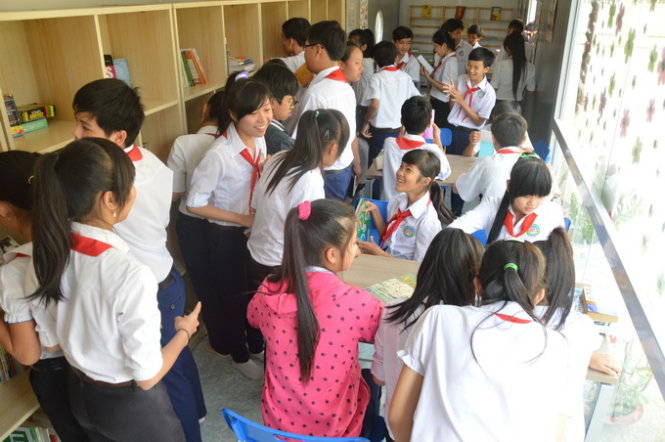 Swiss NGO helps turn container into library in southern Vietnam