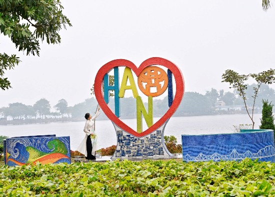 Artist creates ceramic heart sculpture to show love for Hanoi