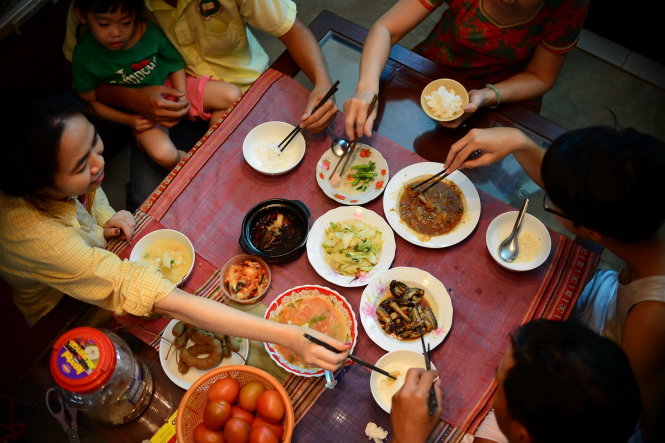 Vietnamese at loggerheads over use of own chopsticks to serve others food
