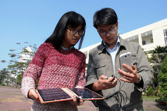 Vietnamese students create solar device able to charge 10 cellphones at one time