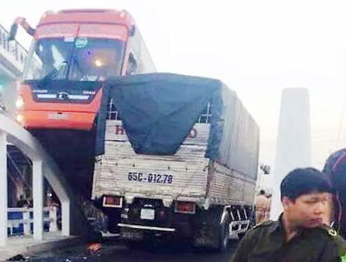 Vietnam driver showcases ‘flair’ in near head-on crash