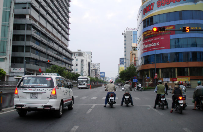 A photo taken around 6g35 on the 2015 New Year Day shows drivers compliantly stopping their bikes and cars behind the zebra crossings at the Nguyen Van Troi-Truong Quoc Dung intersection in Ho Chi Minh City’s Phu Nhuan District. No drivers showed sign of starting off their vehicles at the last seconds of the red lights.