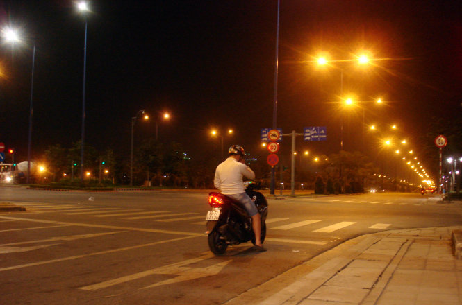 A snapshot taken at 10.34pm on January 25, 2015 captures a male motorcyclist compliantly stopping at the red lights on Mai Chi Tho Avenue in District 2, though the street was all clear and the weather was cold