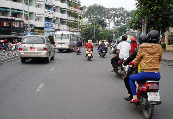 A photo taken around 9am on January 5, 2015 shows slow-speed motorcyclists  were in the inner section of Phan Dang Luu street in front Ba Chieu Market in Binh Thanh District, while those driving at greater speed were riding in the outer part but were not trespassing on the lane intended for cars.
