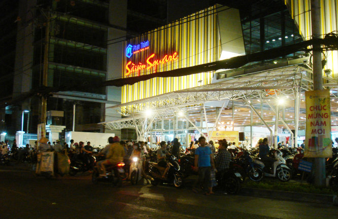 In the absence of security guards’ or traffic policemen’s intervention, customers at a newly opened shopping mall on Hai Ba Trung street compliantly parked their bikes on or right next to the sidewalk to avoid traffic congestion around 9pm on January 18, 2015.