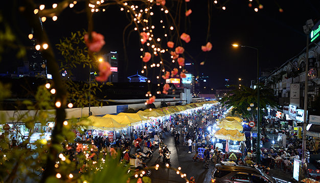 Ben Thanh night market sparkles at 7pm sharp and receives scores of foreign tourists each night.