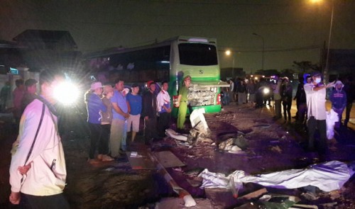 10 killed, 9 injured in head-on bus crash in central Vietnam