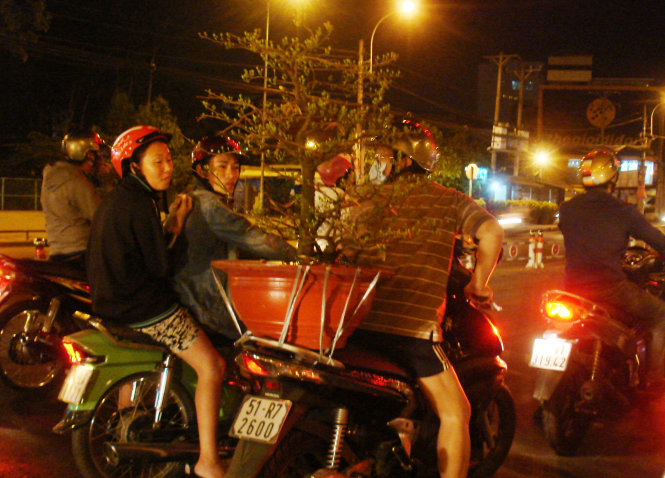 Saigon residents shop at night for Tet (photos)