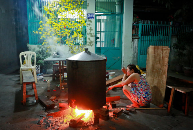 Saigon people stay up whole night cooking traditional Tet cakes (photos)