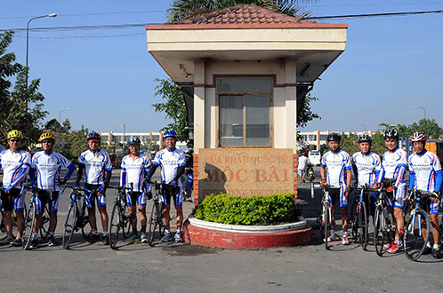 First Vietnam tourist team to cycle from Ho Chi Minh City to Bangkok