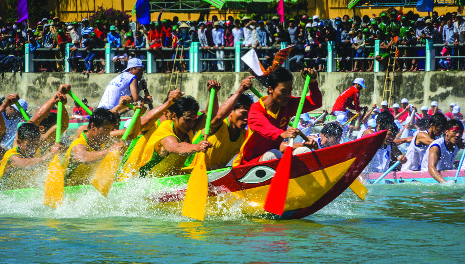 People in the south-central province of Binh Thuan organized a boat race which attracted the participation of many strong men.