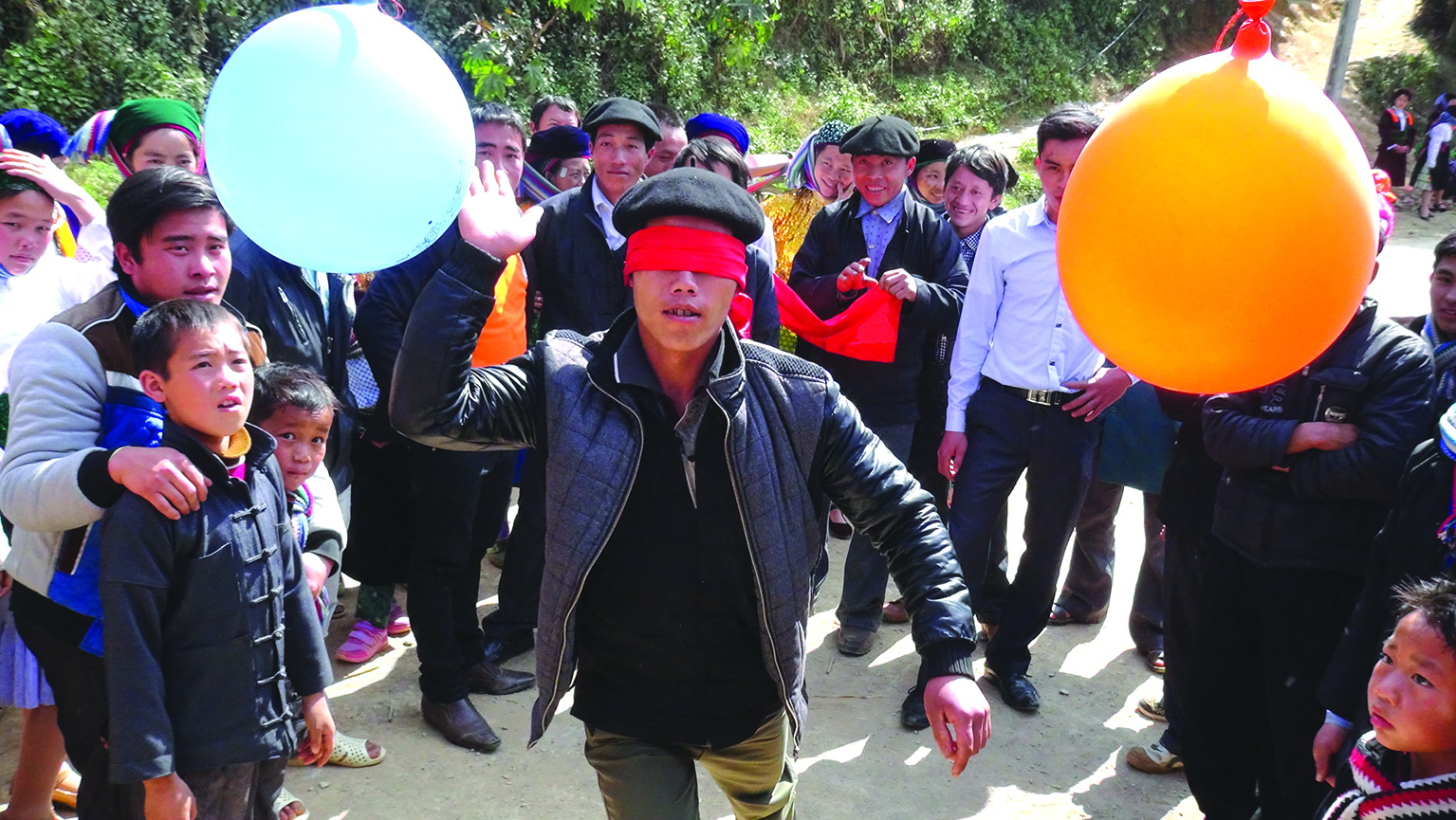 This game in which players are blindfolded and asked to hit a ball is preferred by many Mong ethnic minority people in Ha Giang Province in northern Vietnam.