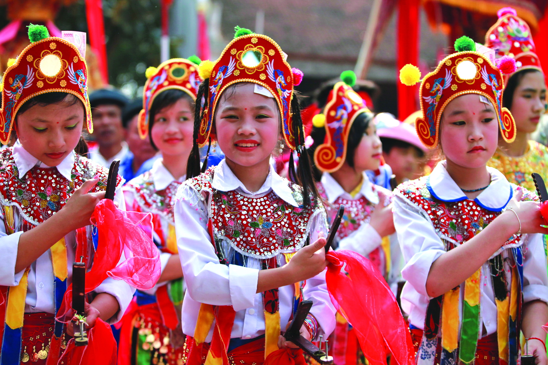 The Chu Dong Tu – Tien Dung festival in the northern province of Hung Yen, which aims at honoring filial affection, love and humans’ proper behavior, was attended by many participants who queued up in a line many kilometers long.