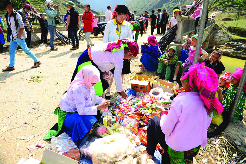 A spring market for Mong ethnic minority people held on Bat Dai Son Bridge in Can Ty Commune, Quang Ba District of Ha Giang Province.