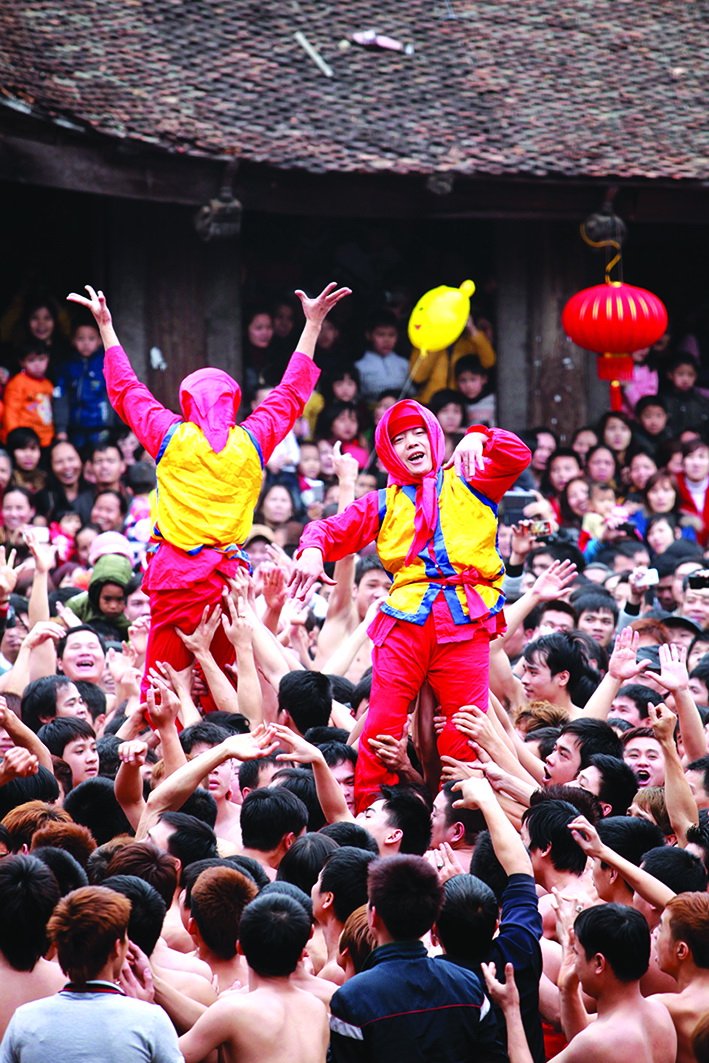 People are seen excitedly partaking in a traditional activity held on February 22 (the fourth day of the Lunar New Year) in the northern province of Bac Ninh.