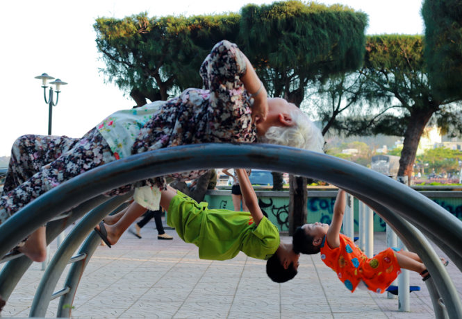 When afternoon comes, elderly people and youngsters generally work out and inhale the pure air around Nha Trang.